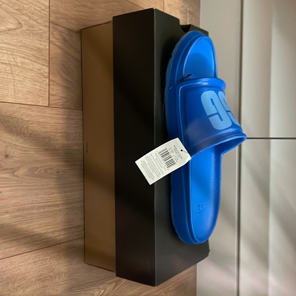 I’m selling these new very comfortable Ugg sandals never worn, brand new, in box - Picture 2 of 4